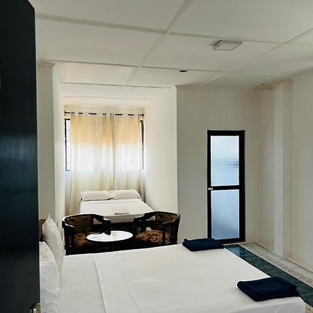 Ramlyn Guesthouse & Restaurant Negombo Dış mekan fotoğraf