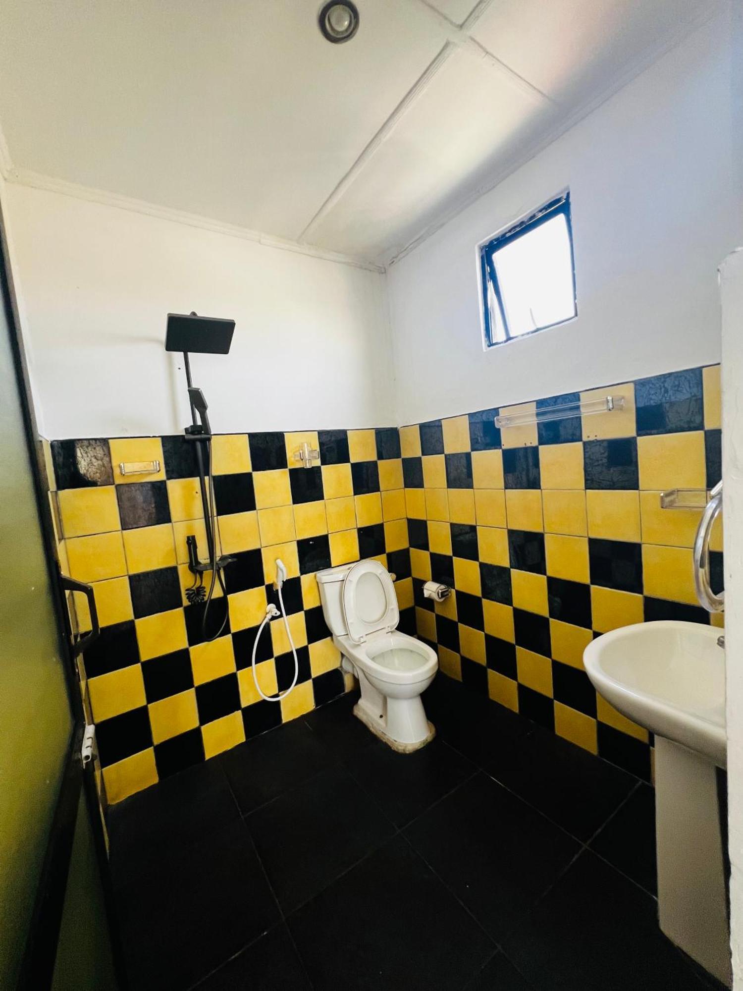 Ramlyn Guesthouse & Restaurant Negombo Dış mekan fotoğraf
