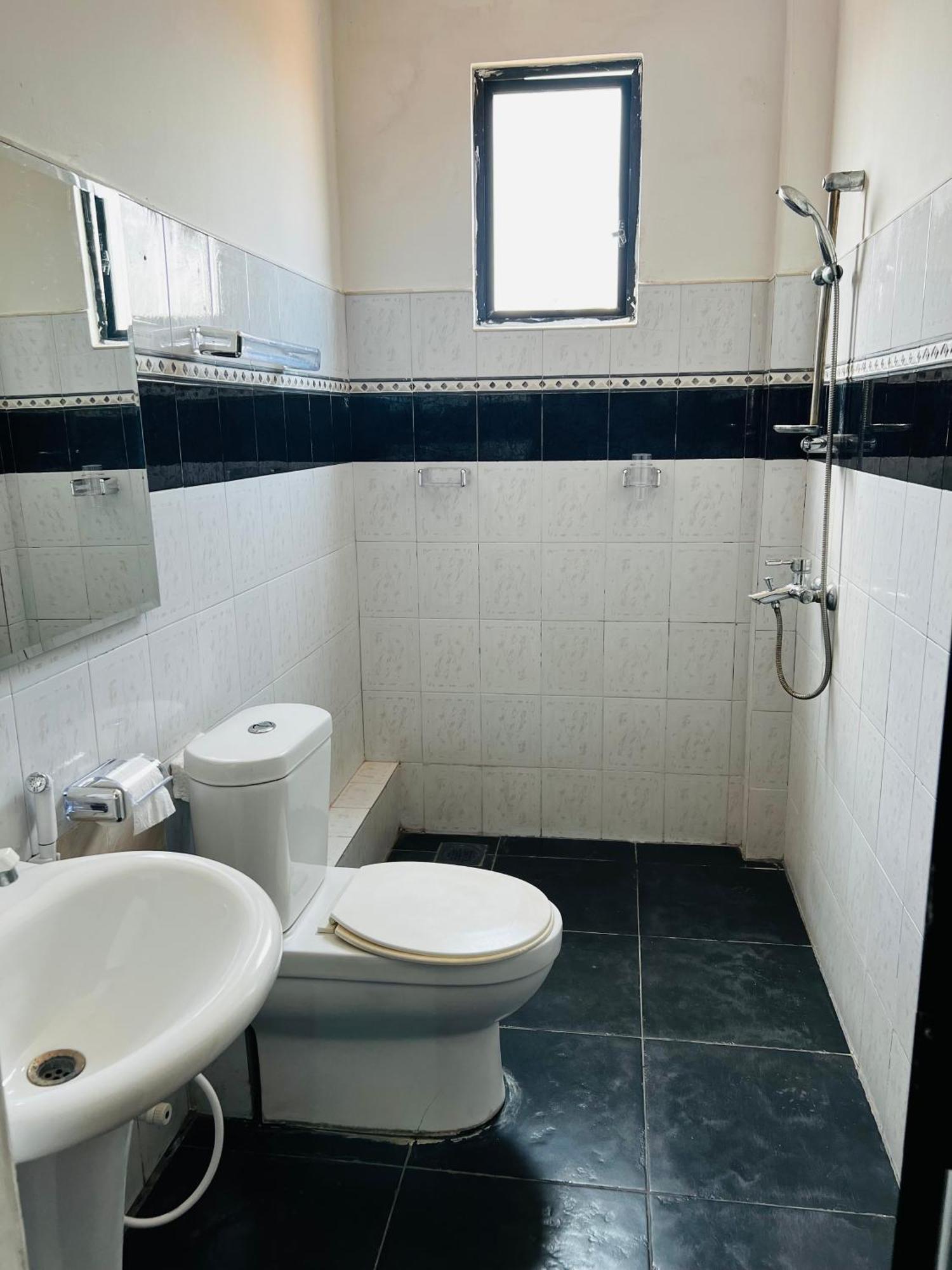 Ramlyn Guesthouse & Restaurant Negombo Dış mekan fotoğraf