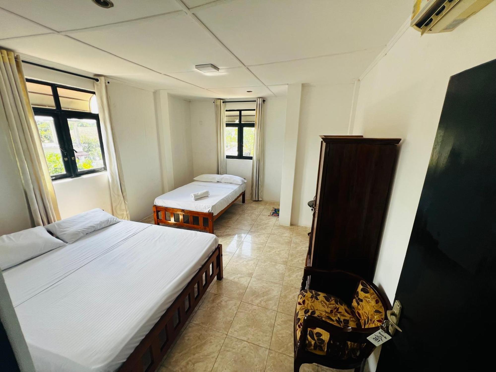 Ramlyn Guesthouse & Restaurant Negombo Dış mekan fotoğraf