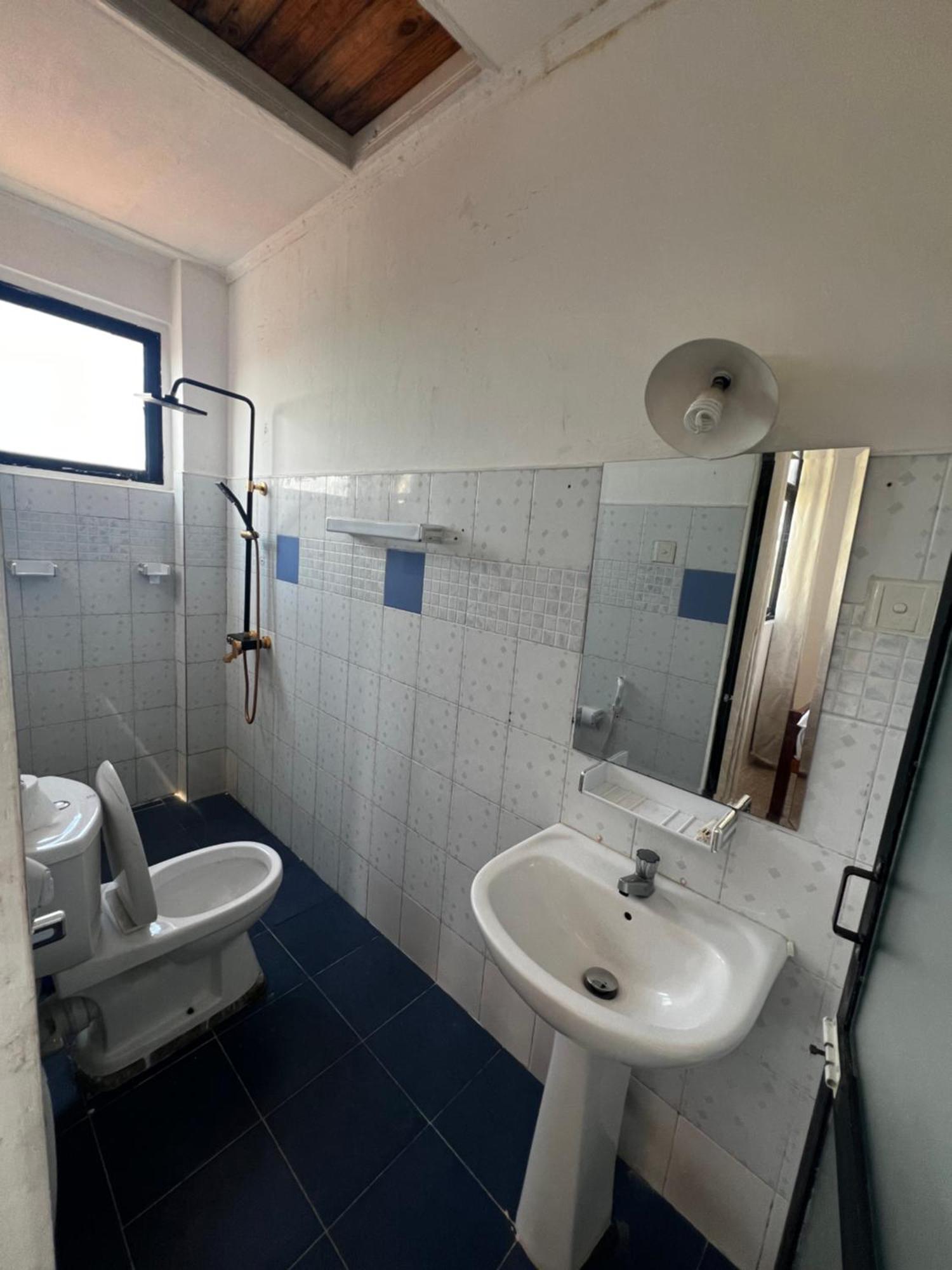 Ramlyn Guesthouse & Restaurant Negombo Dış mekan fotoğraf